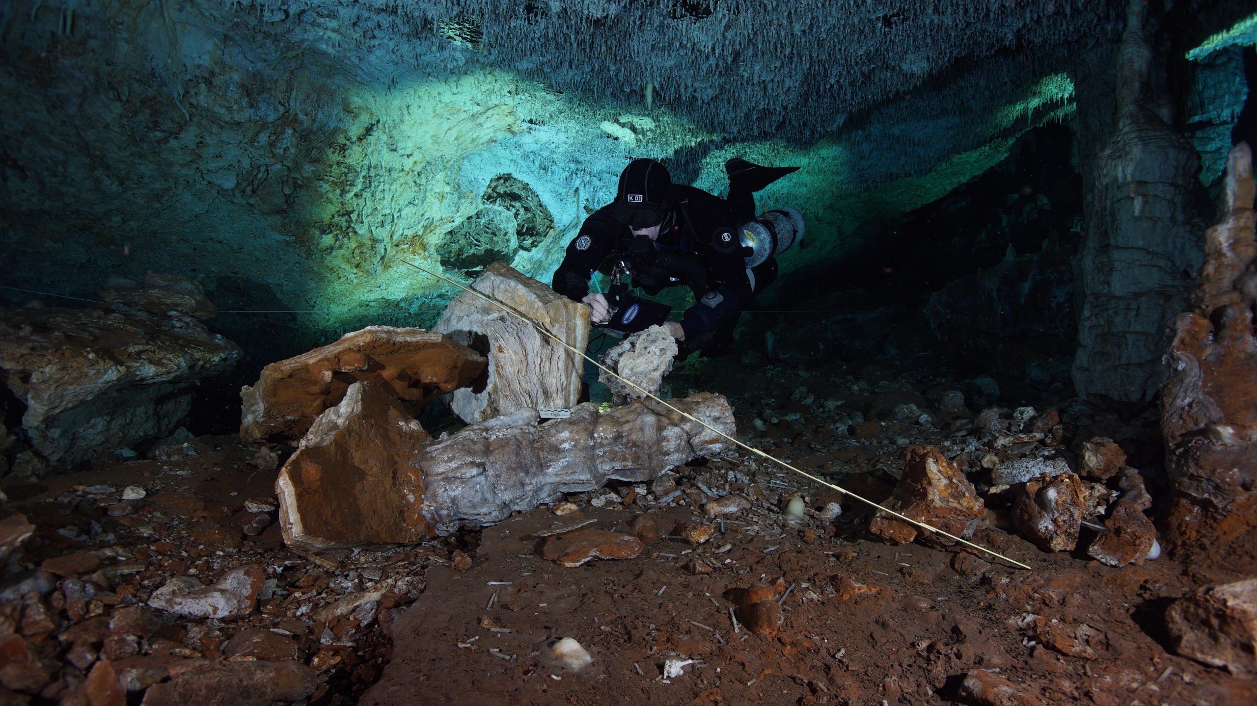Вертикальная пещера затоплена водой можно найти уровень. Подводные пещеры Мексики. Подводная пещера в Мексике. Затопленные Каменоломни. Затопленные пещеры.
