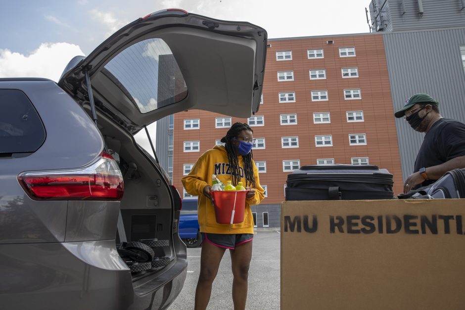 Danielle Levingston, an International Business and Spanish major from Indianapolis, Indiana moves into Mark Twain Aug. 15, 2020. Sam O'Keefe/University of Missouri