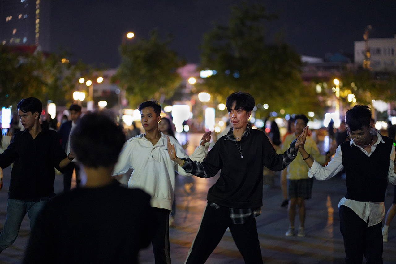 Zing dances with his friends for two hours every evening in Phnom Penh’s Wat Botum Park. “I like to have a lot of people watch me dance, but I’m also shy,” Zing said. “I can’t look the audience in the eye.” Photo by Cindy Liu