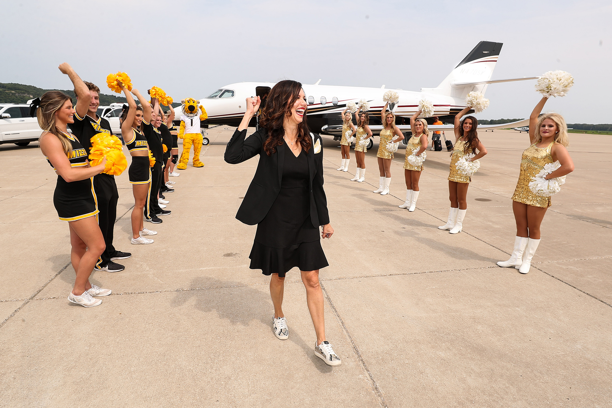 desiree reed-francois greets cheerleaders and golden girls