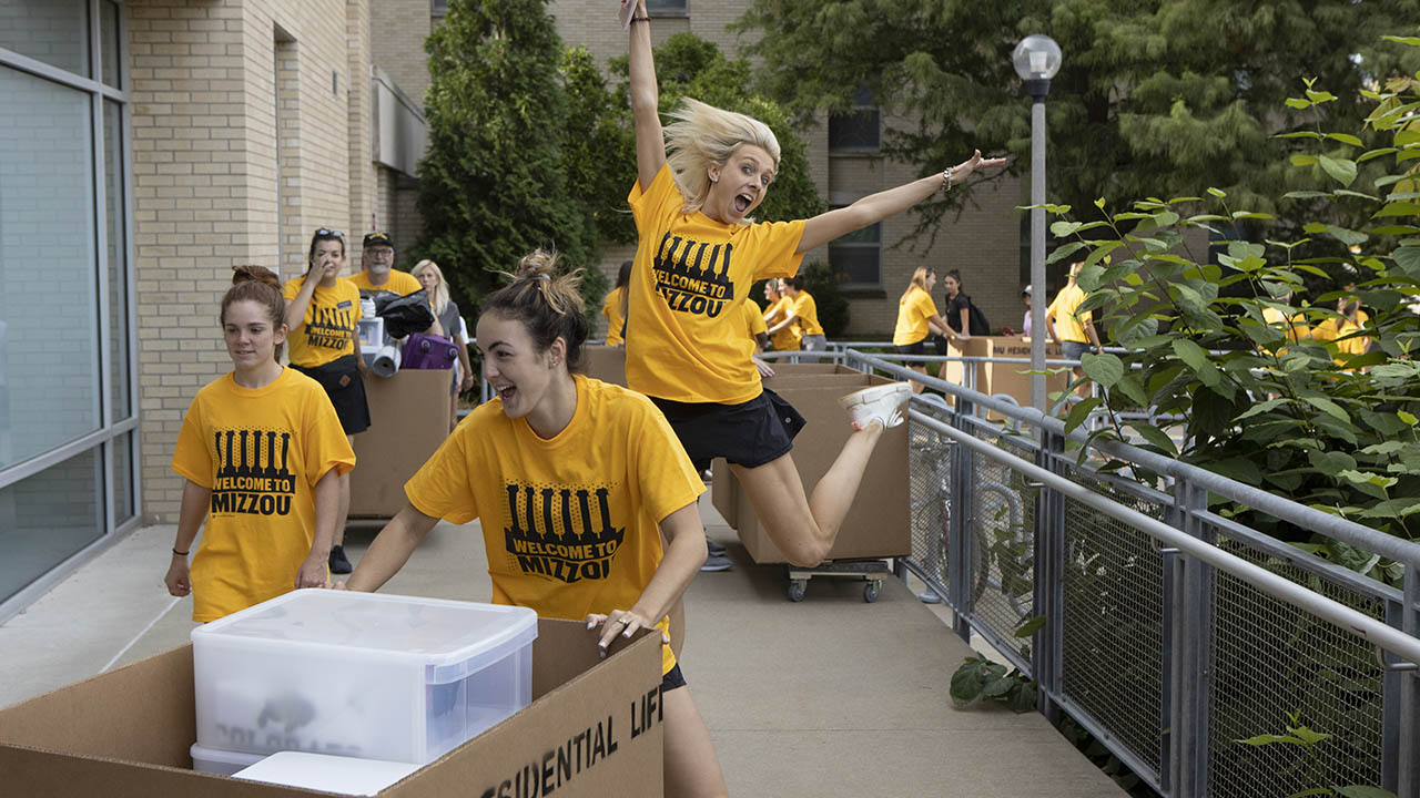 photo of students helping with move-in