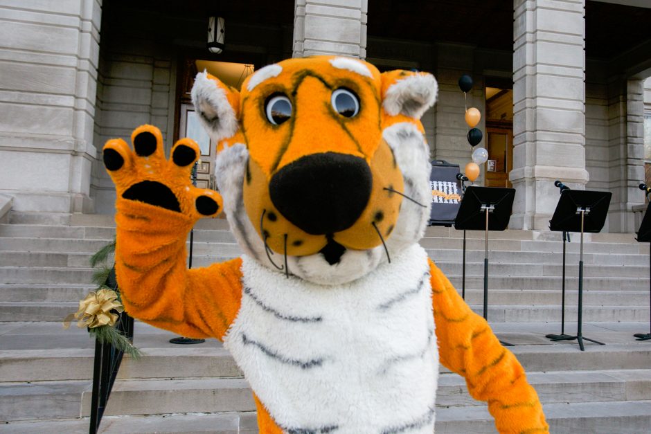 Photo gallery: Inaugural Deck the Columns event // Show Me Mizzou ...