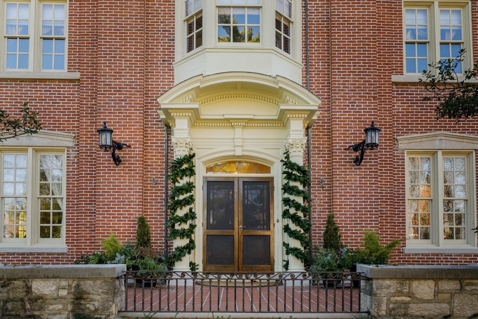 Photo gallery: Residence on Francis Quadrangle holiday decorations ...