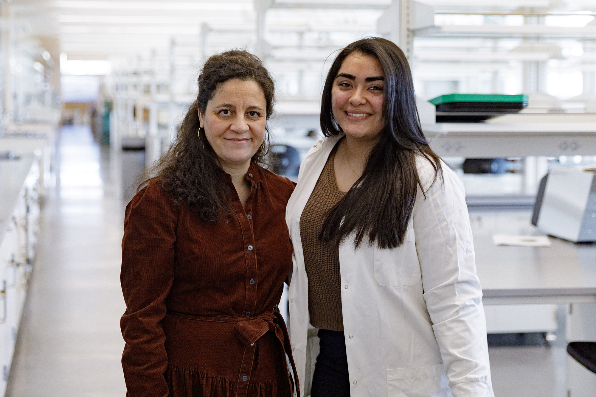 Emma Teixeiro-Pernas and Dezzarae Luera in the lab