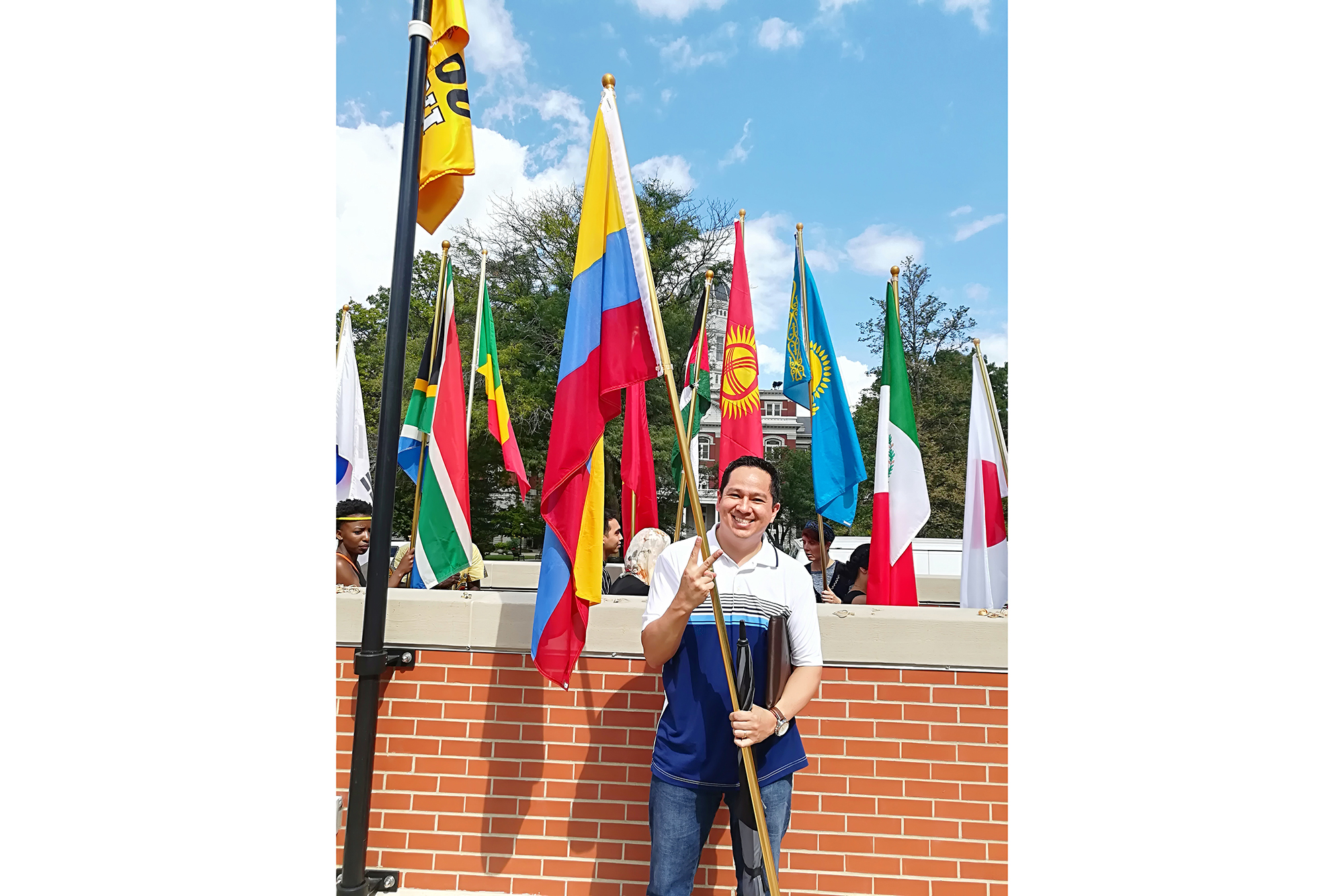 jhon bueno vesga holds a colombian flag