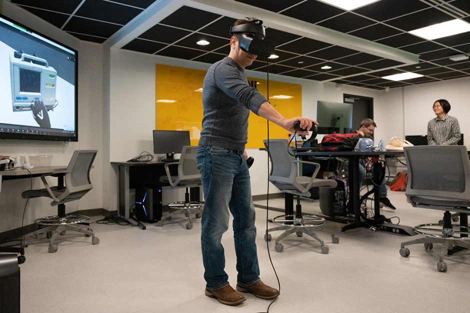 Student demonstrates nursing virtual reality project in Fang Wang's engineering lab