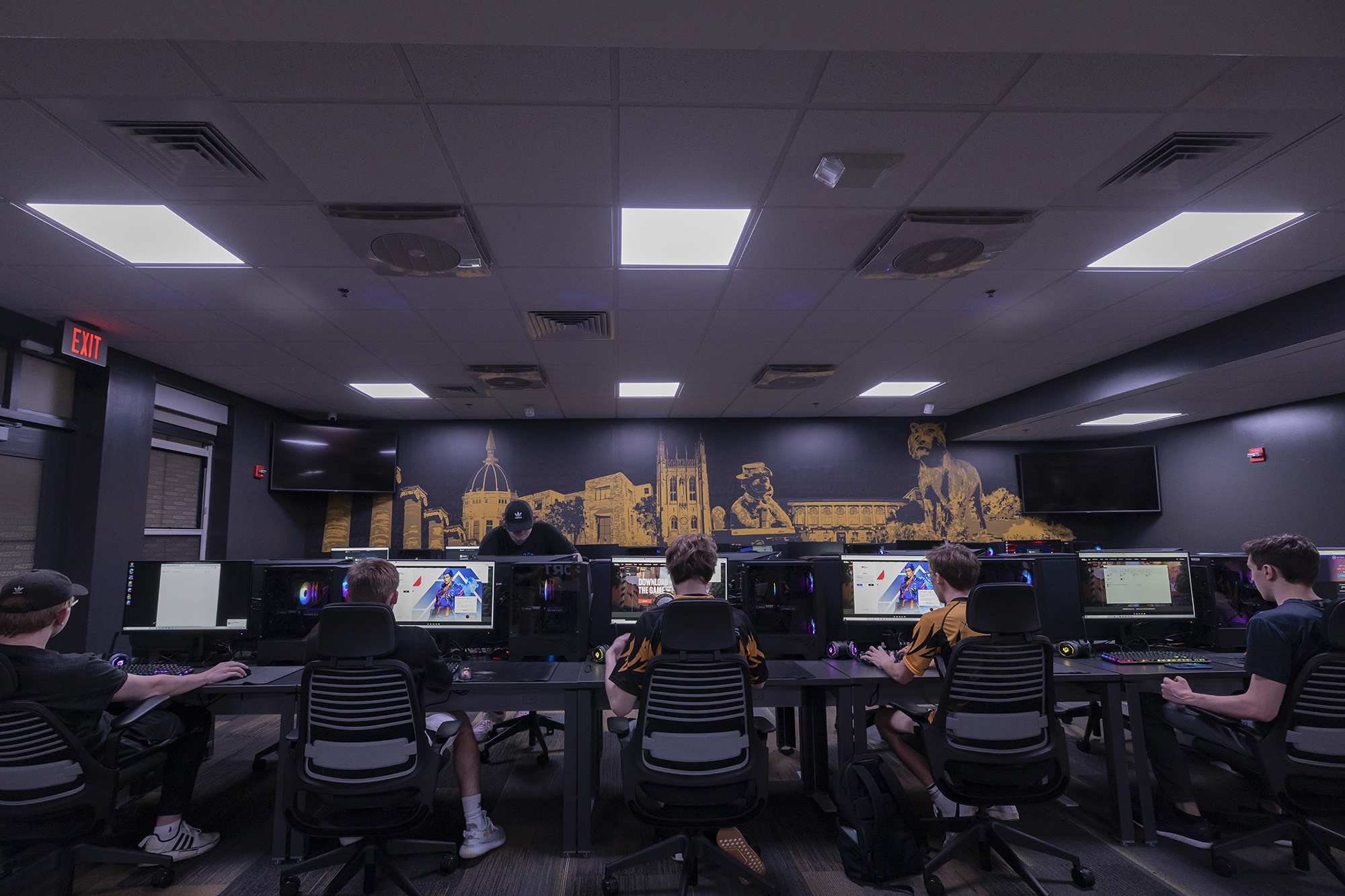 people at desktop computers in the mizzou game lounge