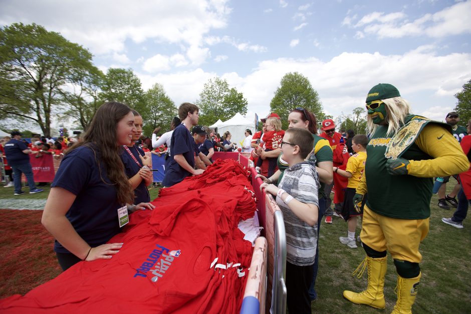 Gwen DeWaele interacts with fans at the T-shirt table