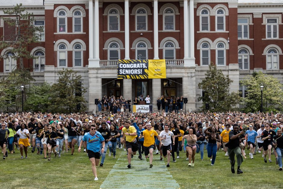 students running toward the columns