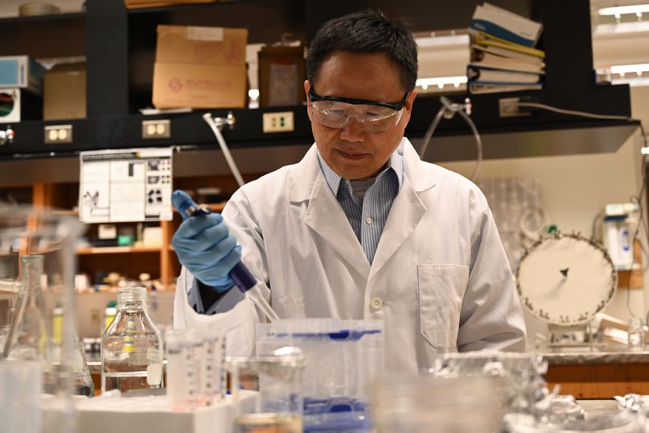 Baolin Deng in lab