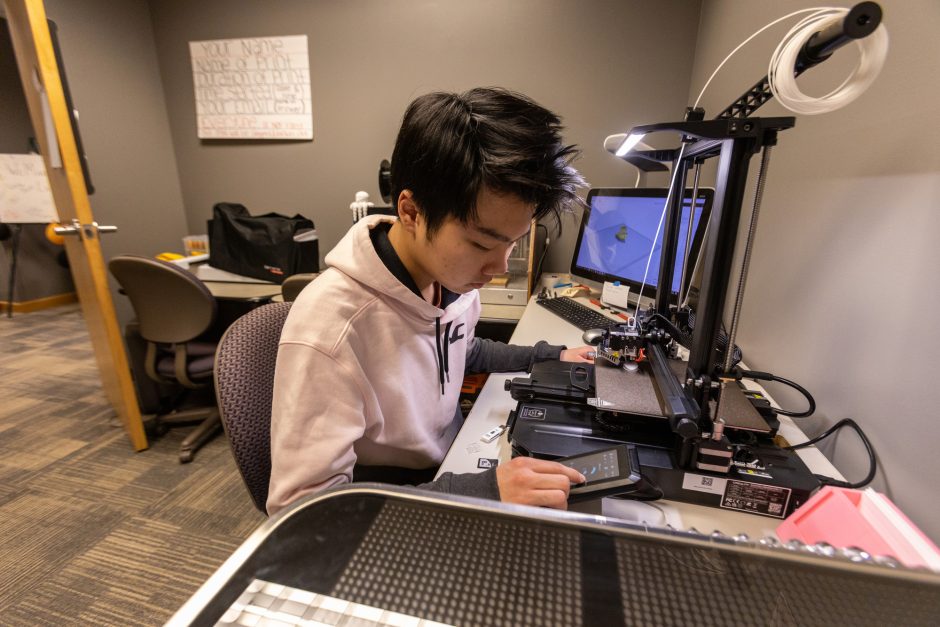 Student creates 3D printed object in the WeMake lab