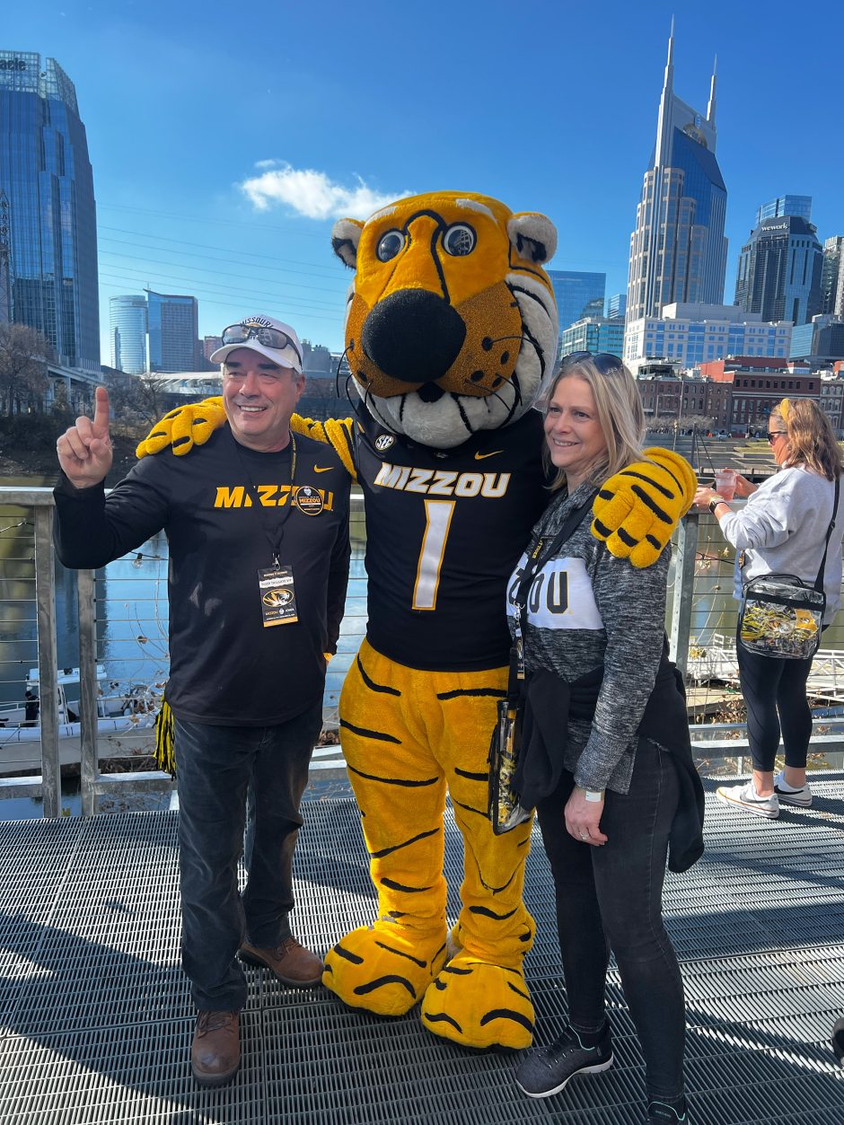 Two people with Truman mascot