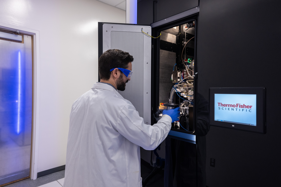 Zachary Berndsen working with cryo-electron microscopy.