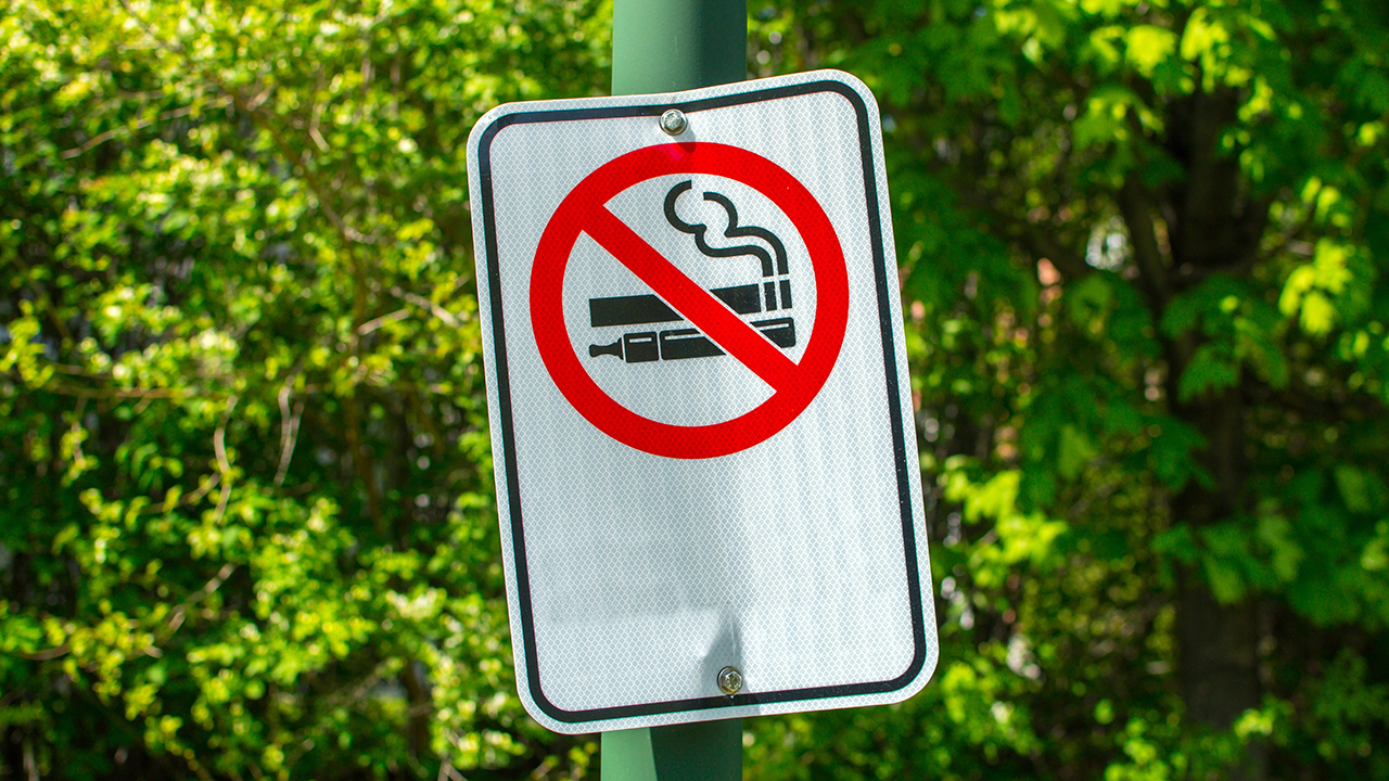 A sign about no smoking or vaping allowed.