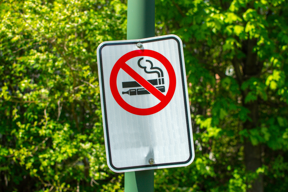 A sign banning smoking and vaping in the area.