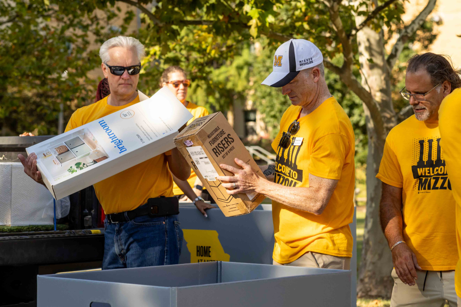 Mizzou leaders help students move in