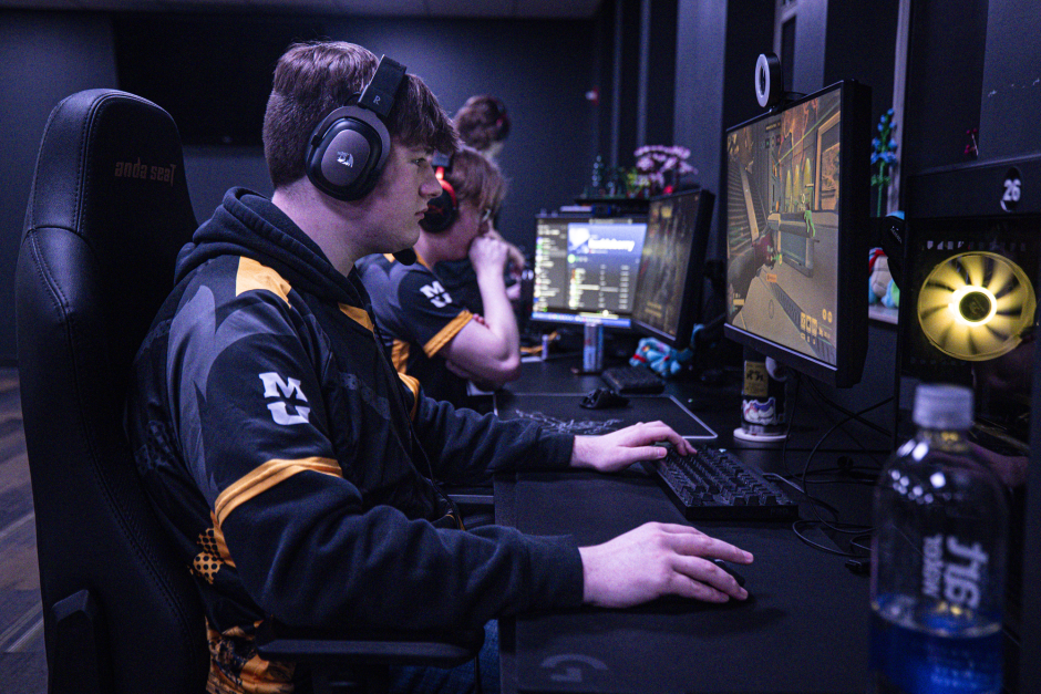 Students playing esports at Mizzou