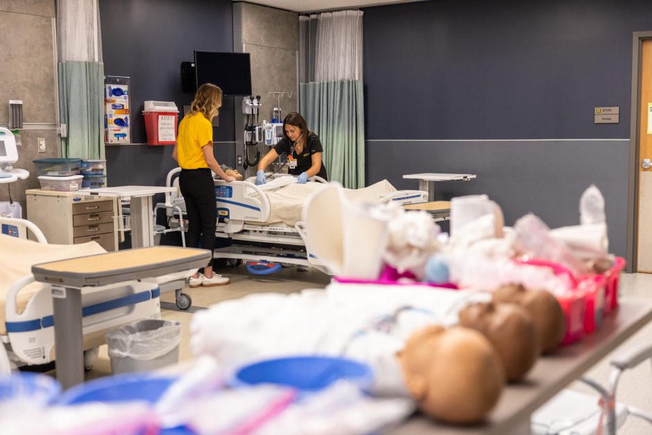 Nursing students tend to medical manikin