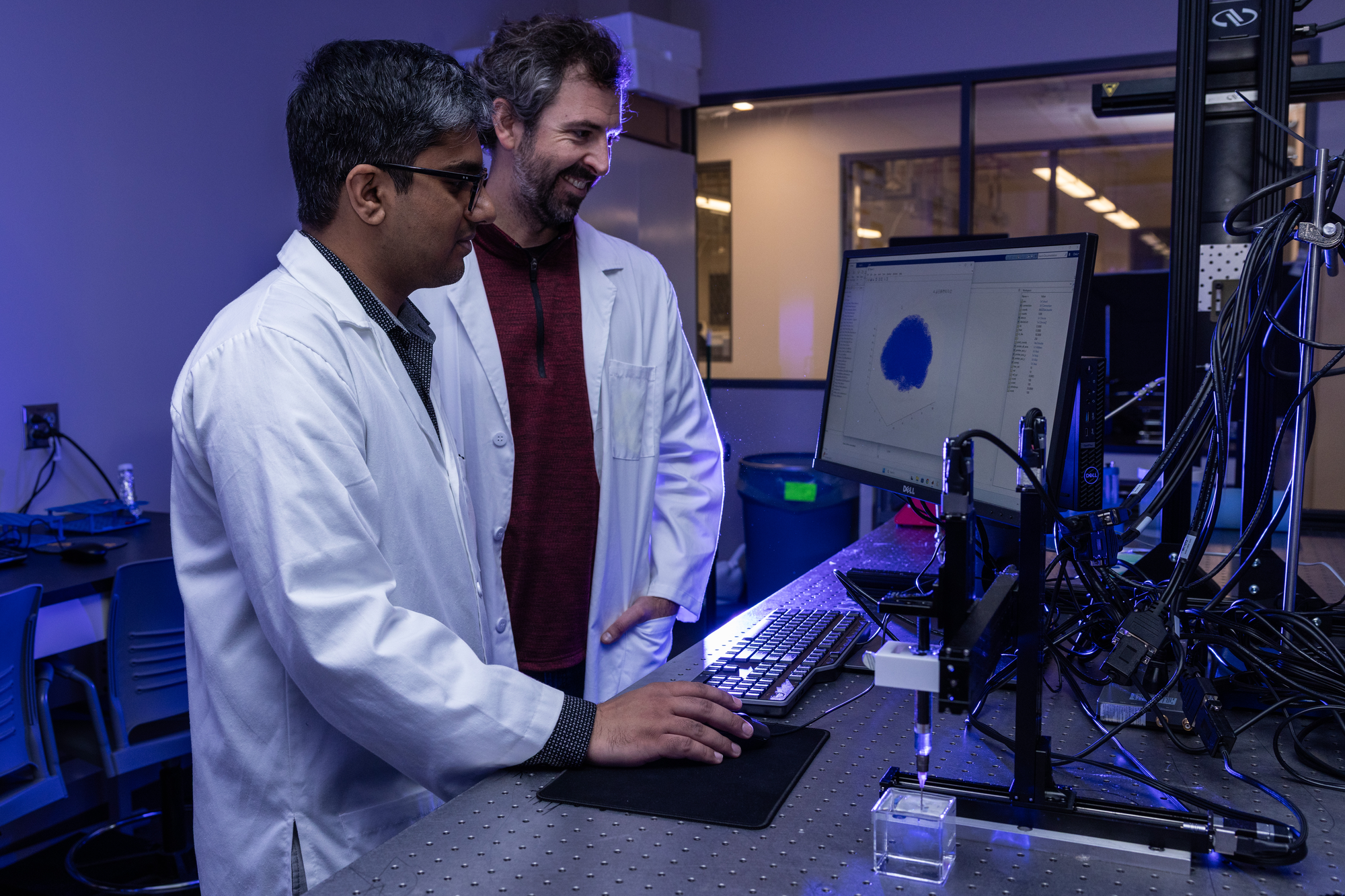 20251205_NIT_ENG-3D-Brain-004-Show Me Mizzou - Hero Image-2000x1333 researchers look at a computer model of a 3D brain