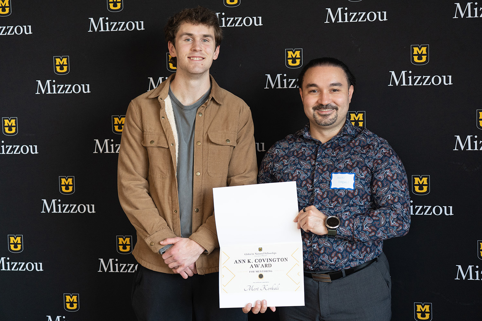 041026_MUExcels Mert Korkali and Benjamin Peter with certificate.