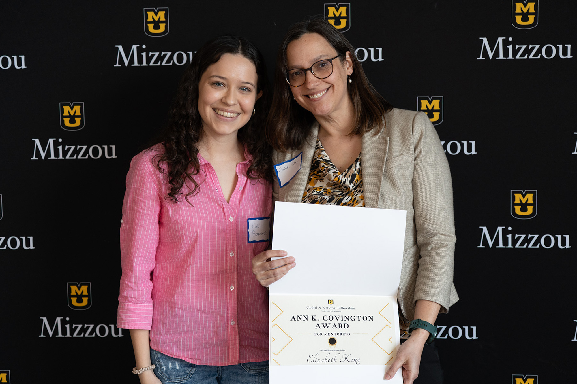 041026_MUExcels3 Elizabeth King and with student nominator Gabriella Ramirez with certificate.