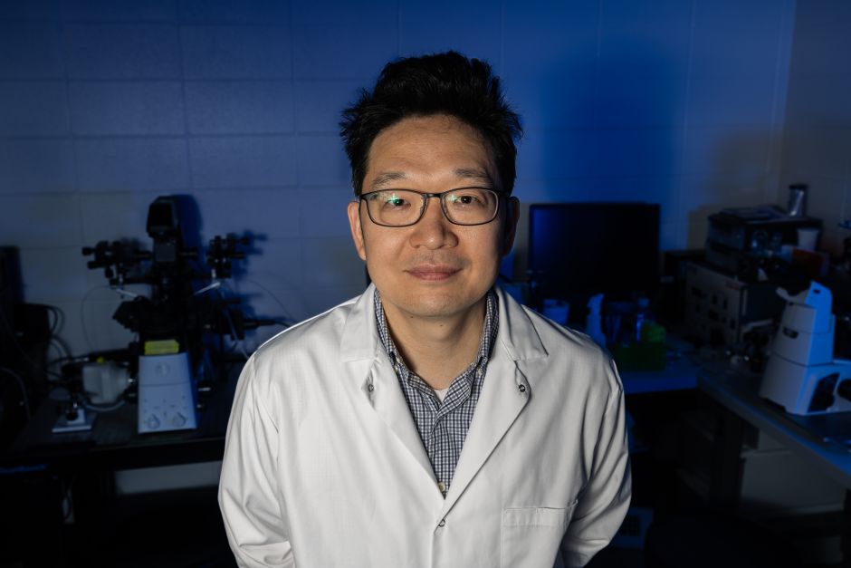 Kiho Lee posing in a lab.