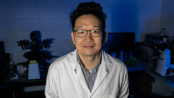 Kiho Lee posing in a lab.