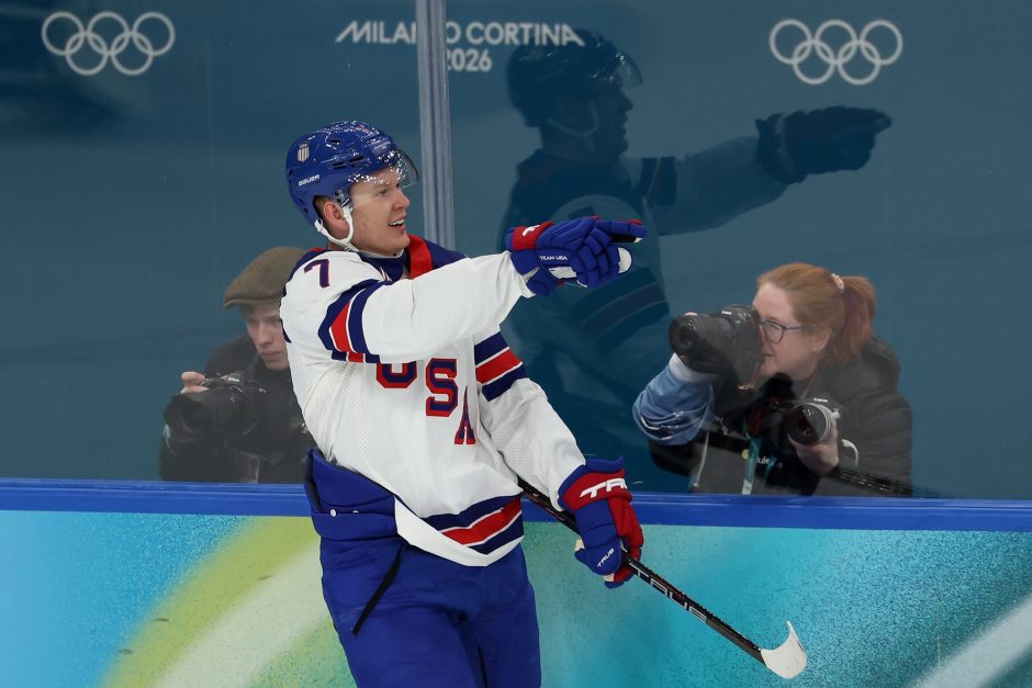 USA hockey player in front of photographers