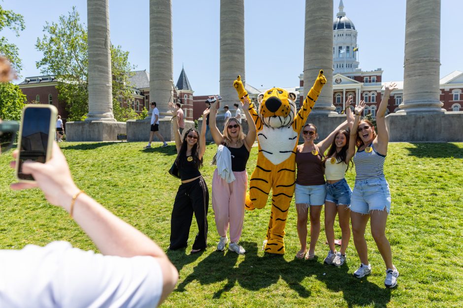 Group of students posing for a photo with Truman the Tiger