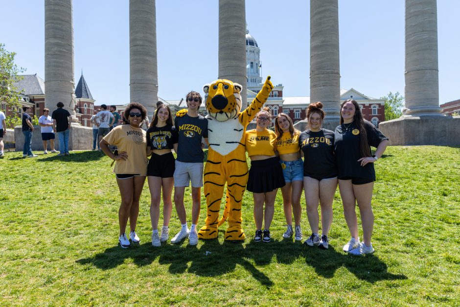 Group of students with Truman the Tiger