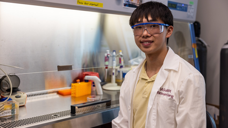 Platinum Liang in lab