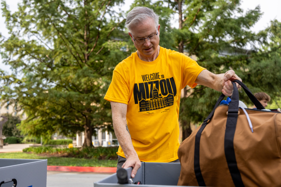 A volunteer unloads car