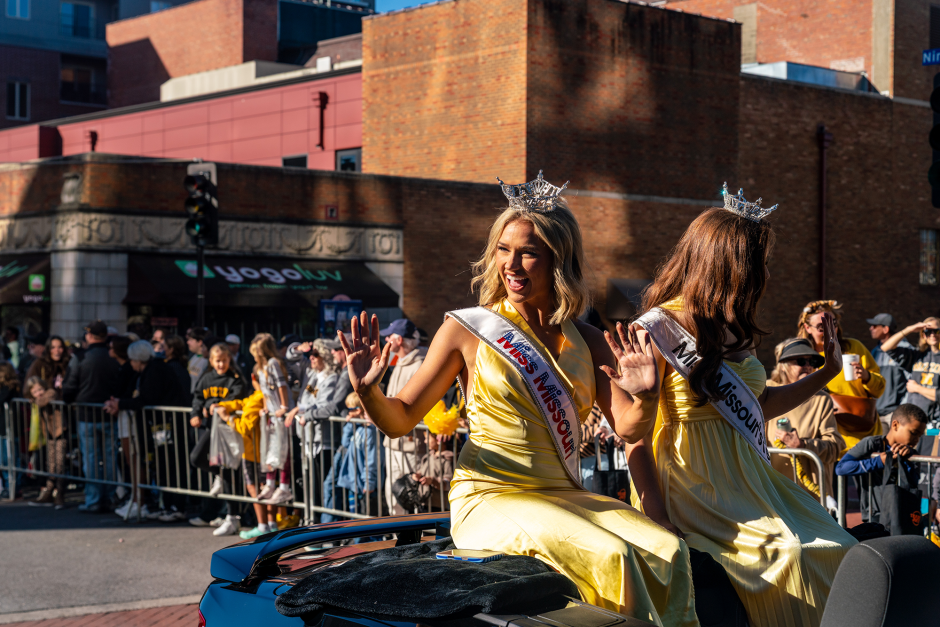 Miss Missouri rides in parade